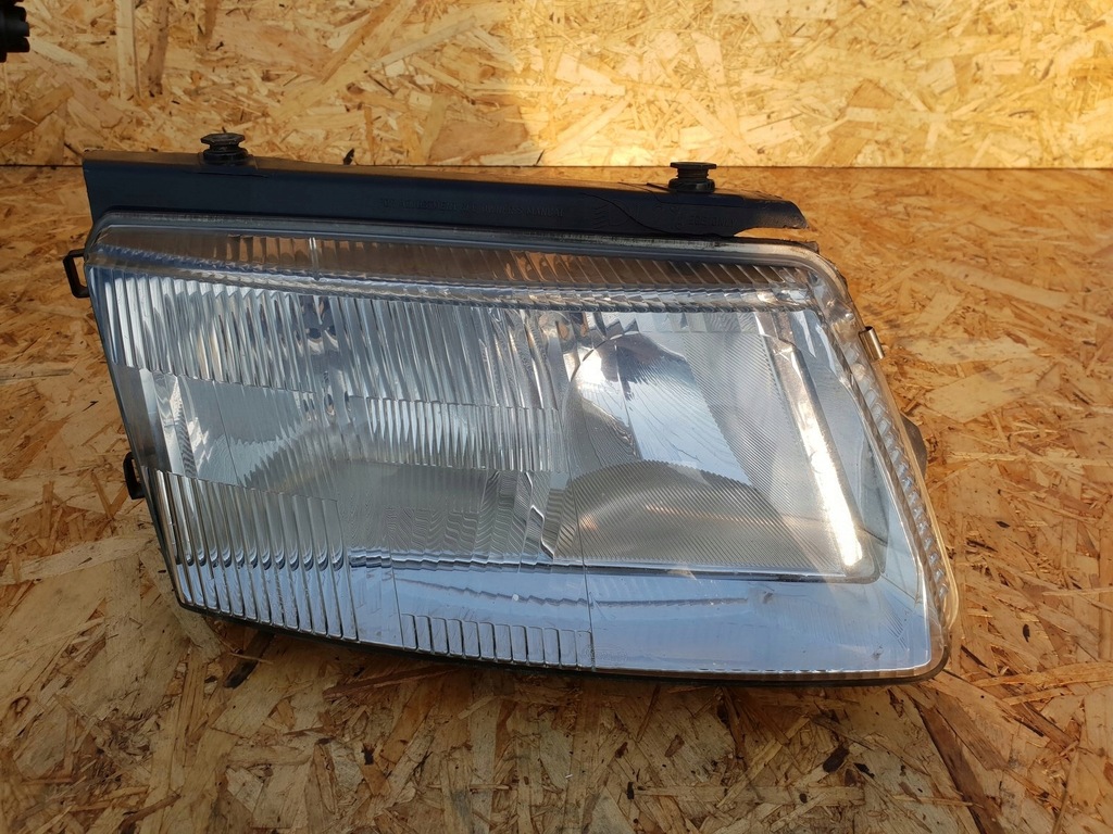 VW PASSAT B5 LAMPA PRAWY PRZÓD 148692-00