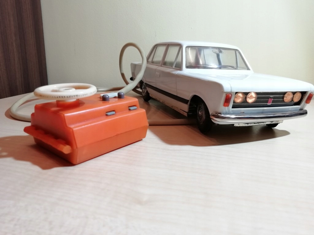 zabawka PRL Fiat 125 na kabel CZZ