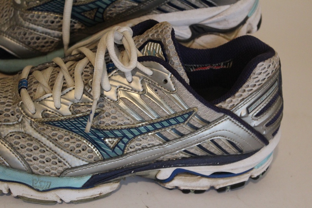 mizuno wave nirvana 2