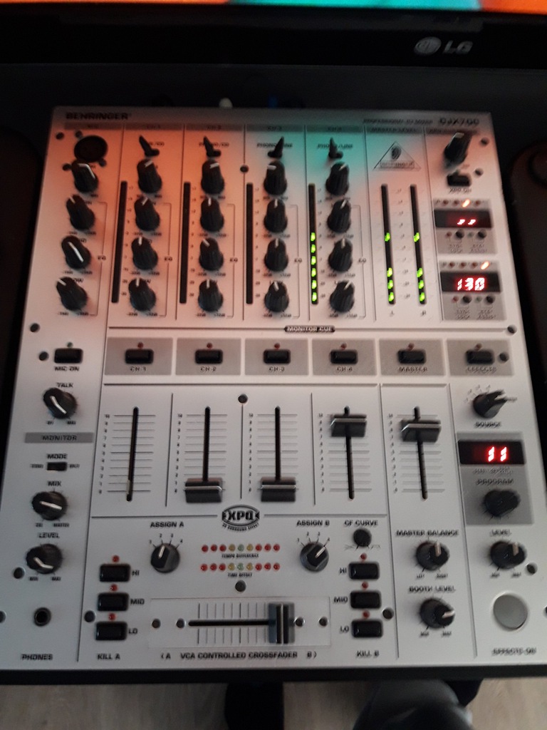 Behringer djx 700