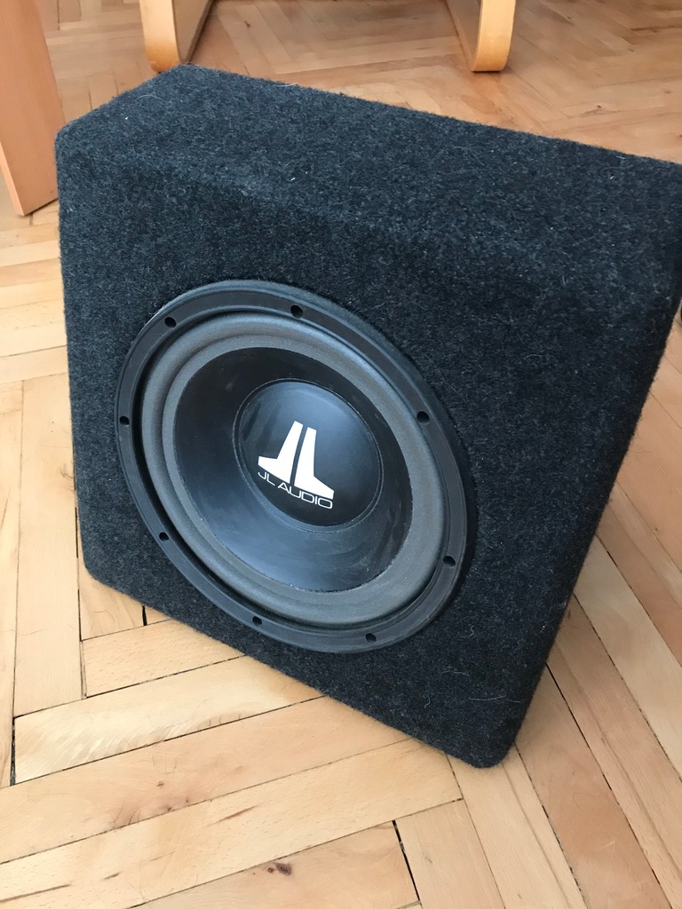 JL Audio 10W0 w małej zamkniętej skrzyni, BCM