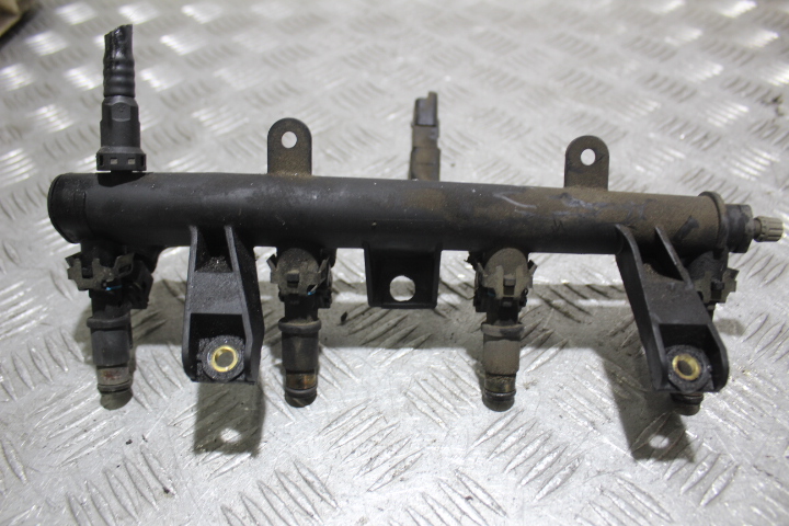 LISTWA WTRYSKOWA. PEUGEOT 206 1.4 8V