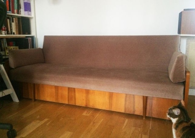 Rozkładana wersalka sofa z PRL po renowacji