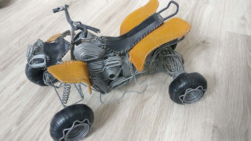 Recznie robiony duży quad z drutu. Prezent, ozdoba