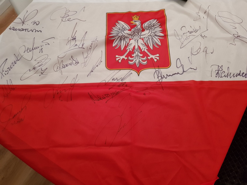 Flaga Polski z autografami piłkarzy z Euro 2008