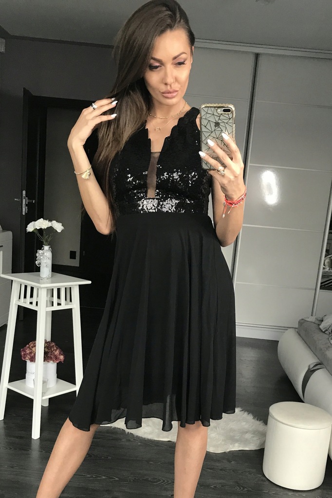 Sukienka z cekinami - rozkloszowana - Czarna M