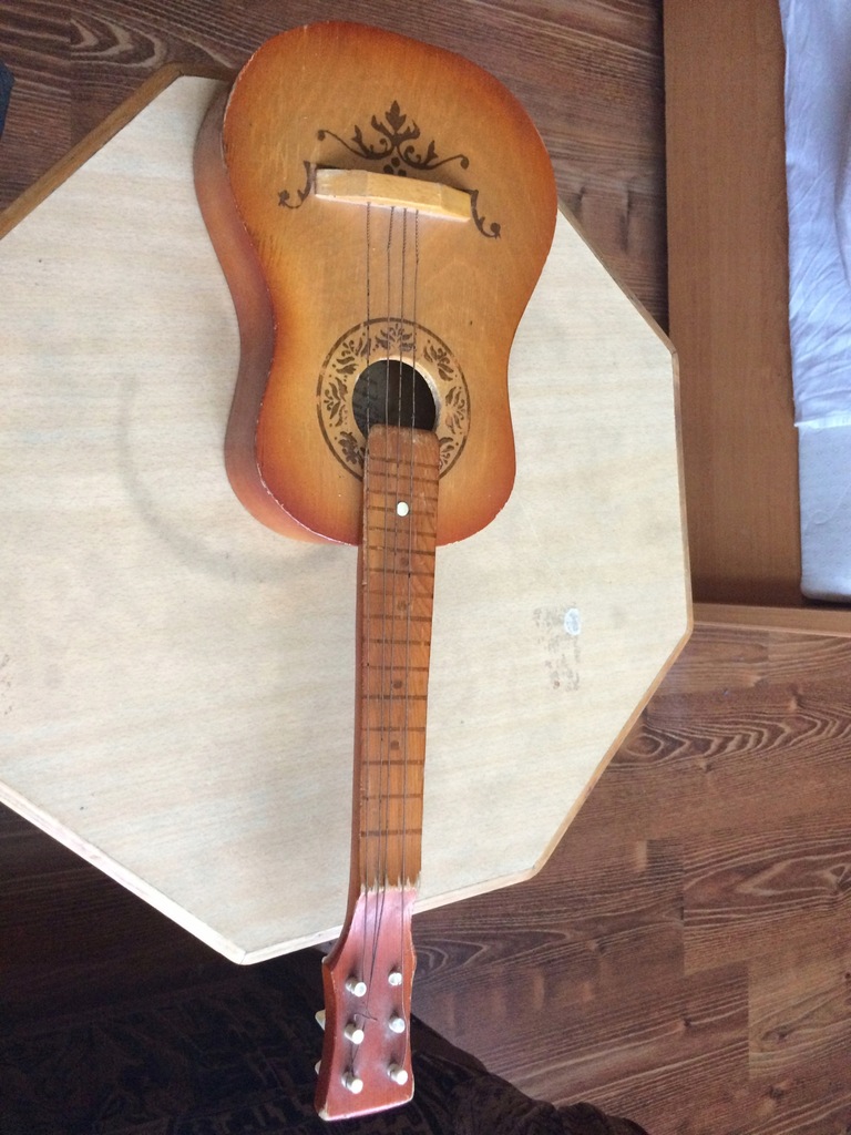 Mała gitarka dziecięca drewniana rosyjska okazja!