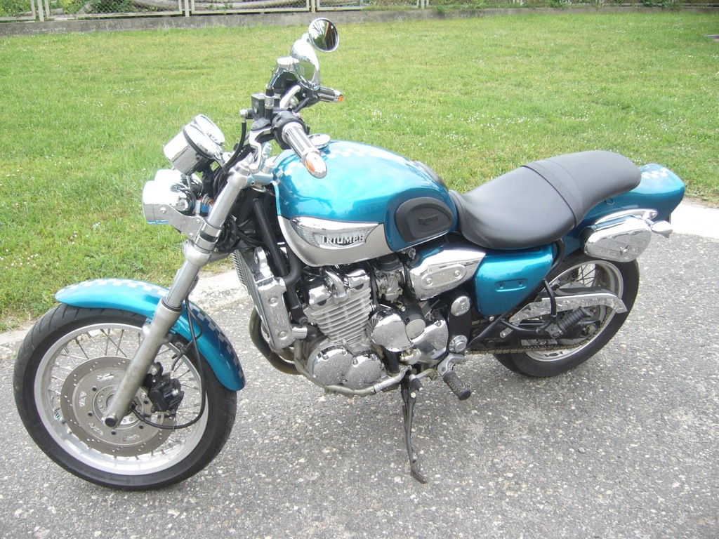 triumph adventure 900