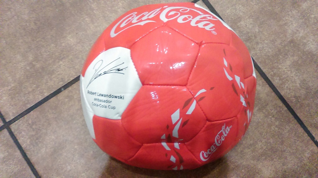 Piłka Coca Cola z podpisem Roberta Lewandowskiego
