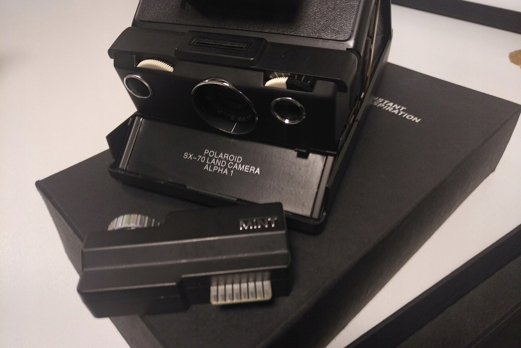 Mint SLR670-S Noir Polaroid z time machine SX-70