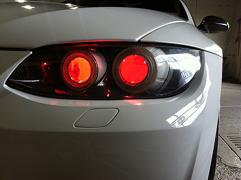 Devil eyes фары. Led фары BMW e92. Линзы с подсветкой на авто. Красная подсветка в линзах. Подсветка линзы в фаре.