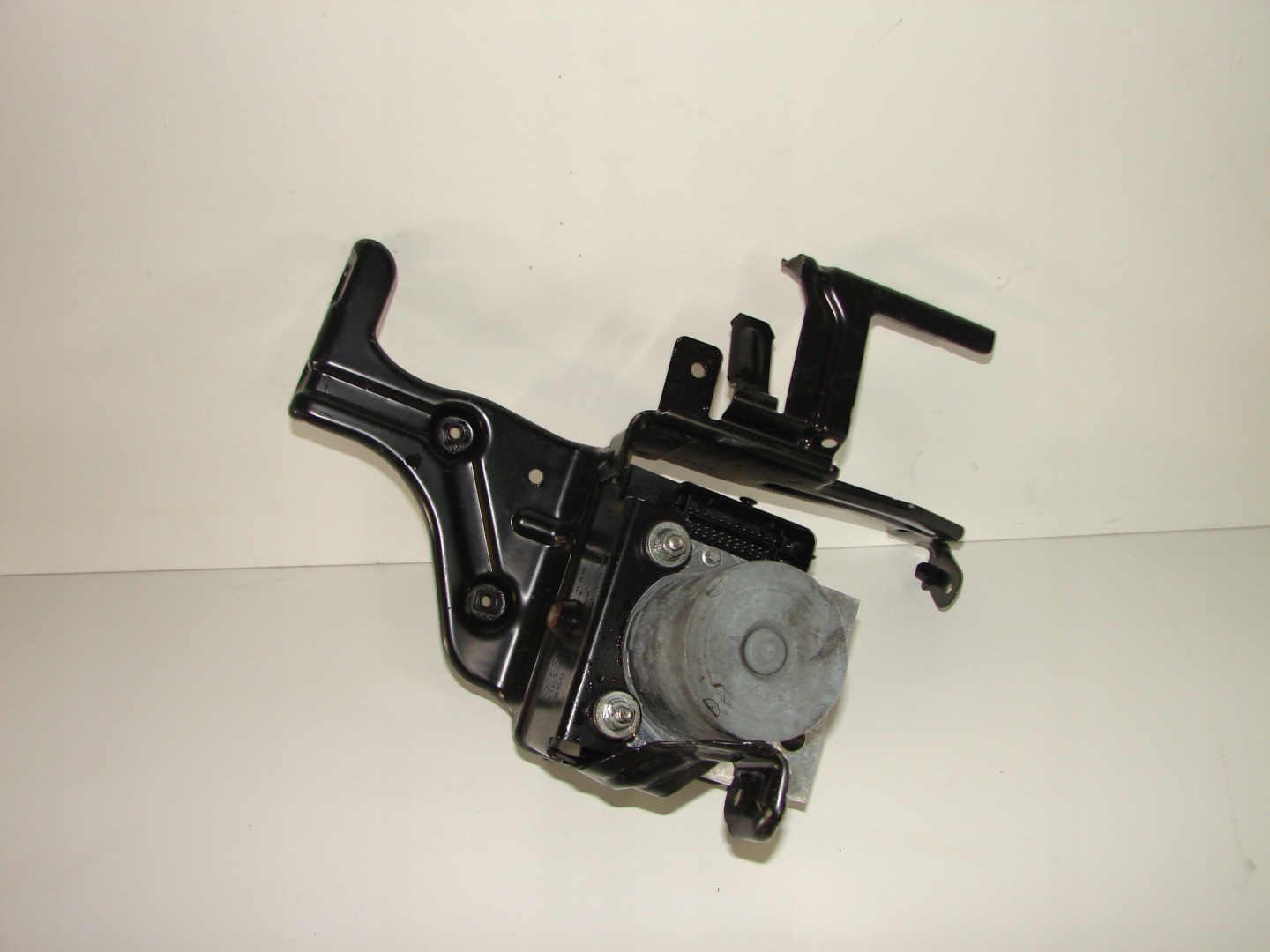 Pompa ABS z uchwytem AUDI A4 B7 04-07 1.6B