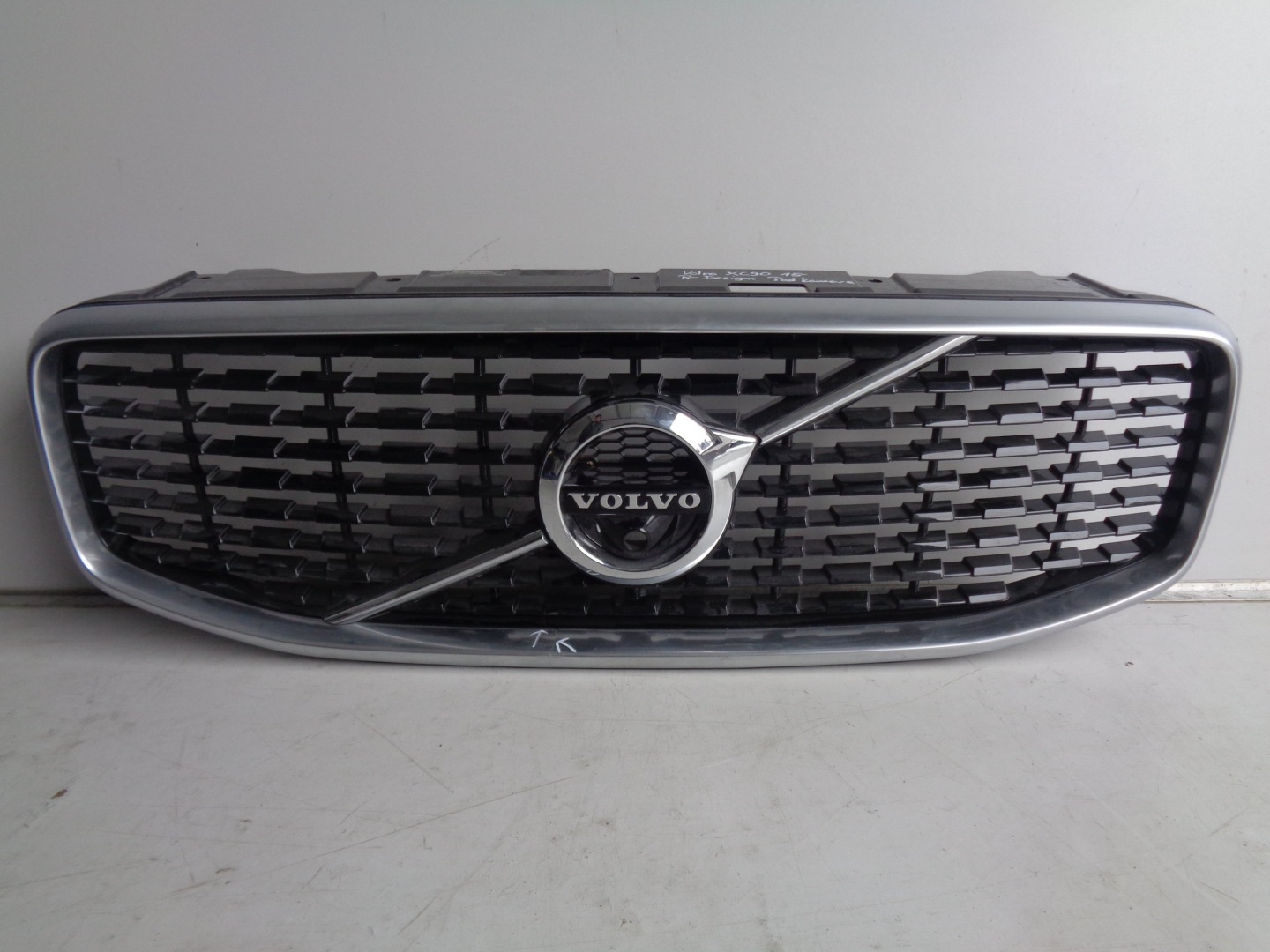 front PREKLADgrill VOLVO XC60 II 17- KAMERA R-design