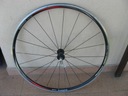 Переднее шоссейное колесо Shimano Wheels диаметром 28 дюймов/622 мм.