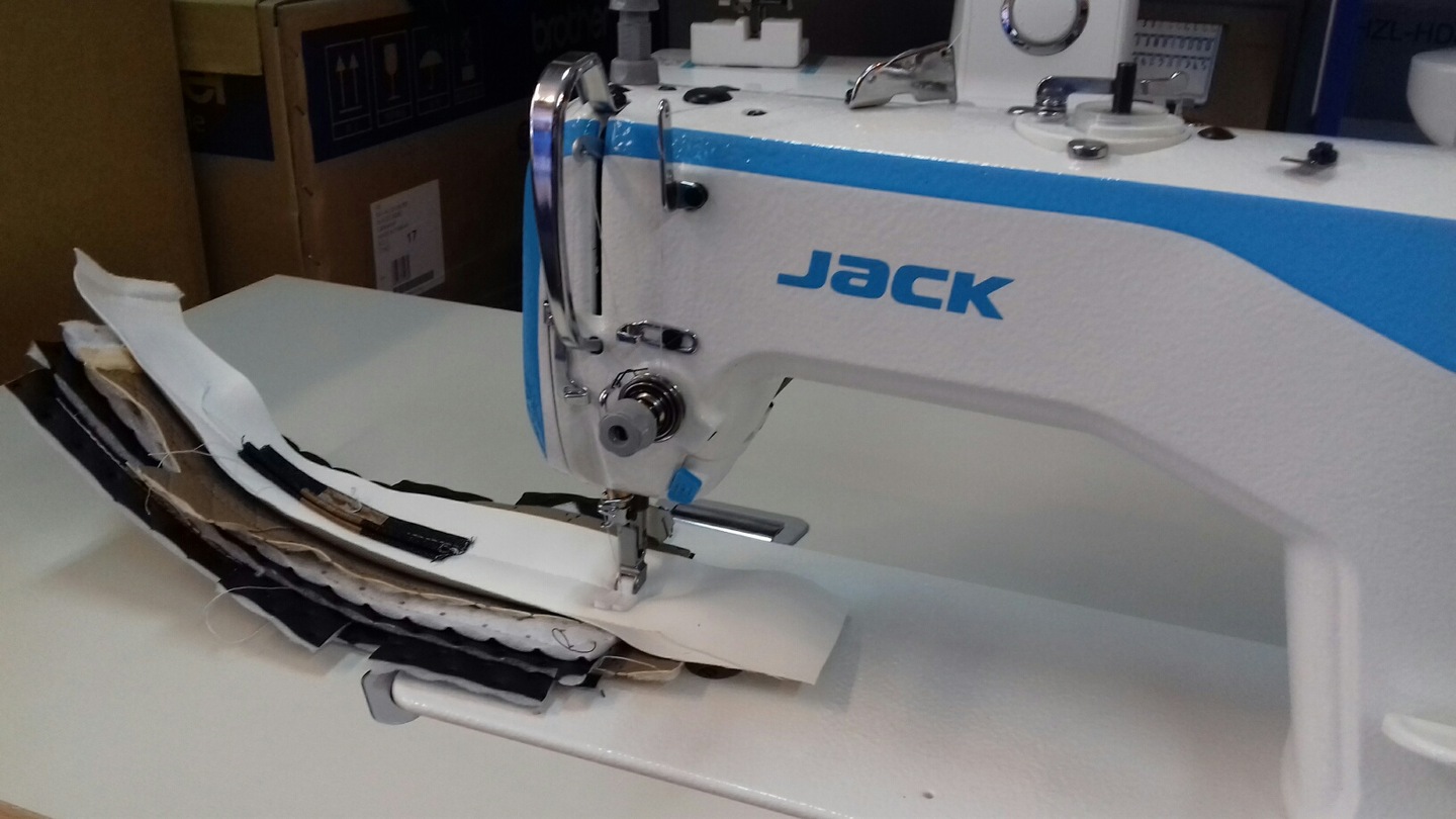Швейная машинка жак. Джек ф4 швейная машинка. Jack f4 швейная машина. Промышленная швейная машина Жак f4. Окантователь для швейной машины Jack f4.