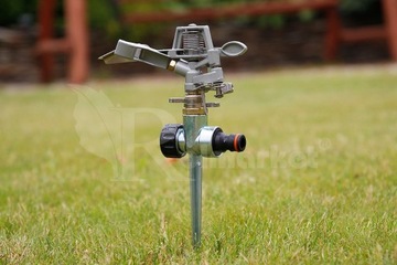 Поворотный пульсирующий садовый дождеватель METAL