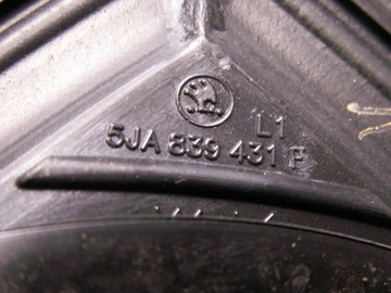 Уплотнение дверной рамы левая задняя 5JA839431 Rapid