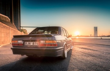 Задняя шторка из черного пластика BMW E28