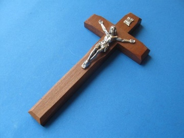 Krzyż drewniany ciemny brąz na ścianę 16 cm frez