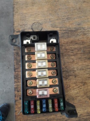 Коробка запобіжників land rover оригінальний номер 8380407 фото №1