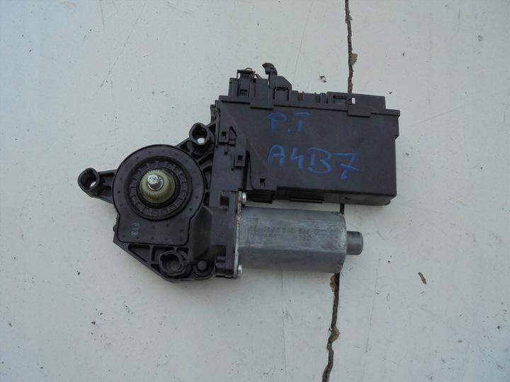 Моторчик стеклоподъемника правый задний 8e0959802e audi a4 b7, Цена