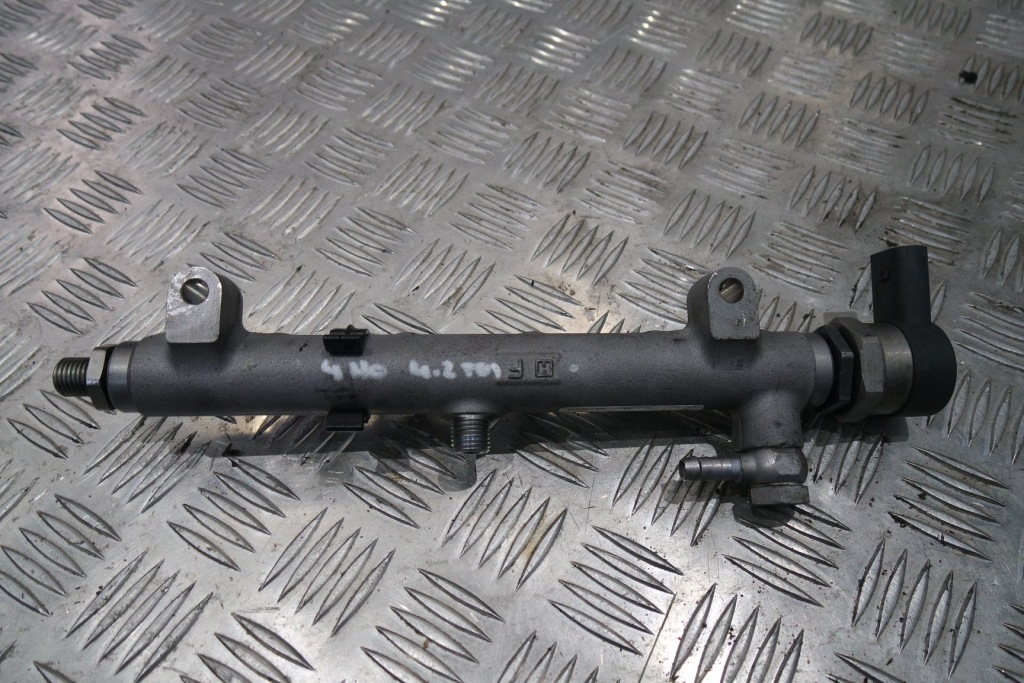 фото №1, Молдинг впрыскная audi a8 d4 4h0 4.2 tdi