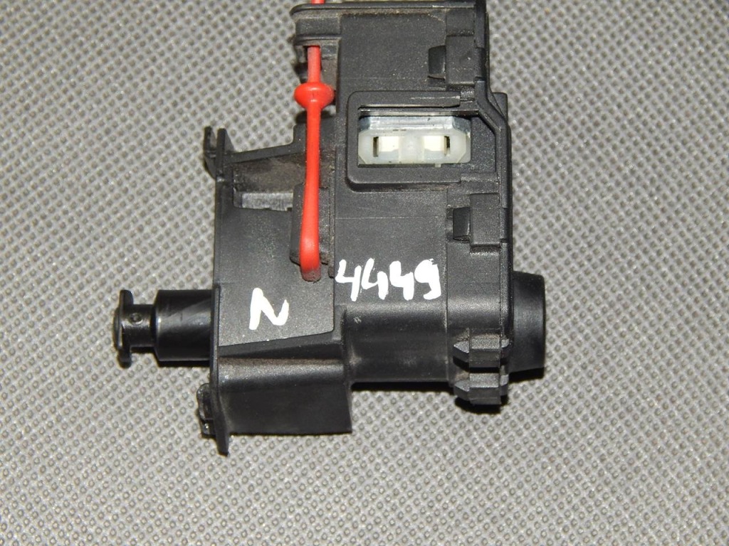 фото №1, Audi a8 d4 привід кришка заливної пального 4h0810773a