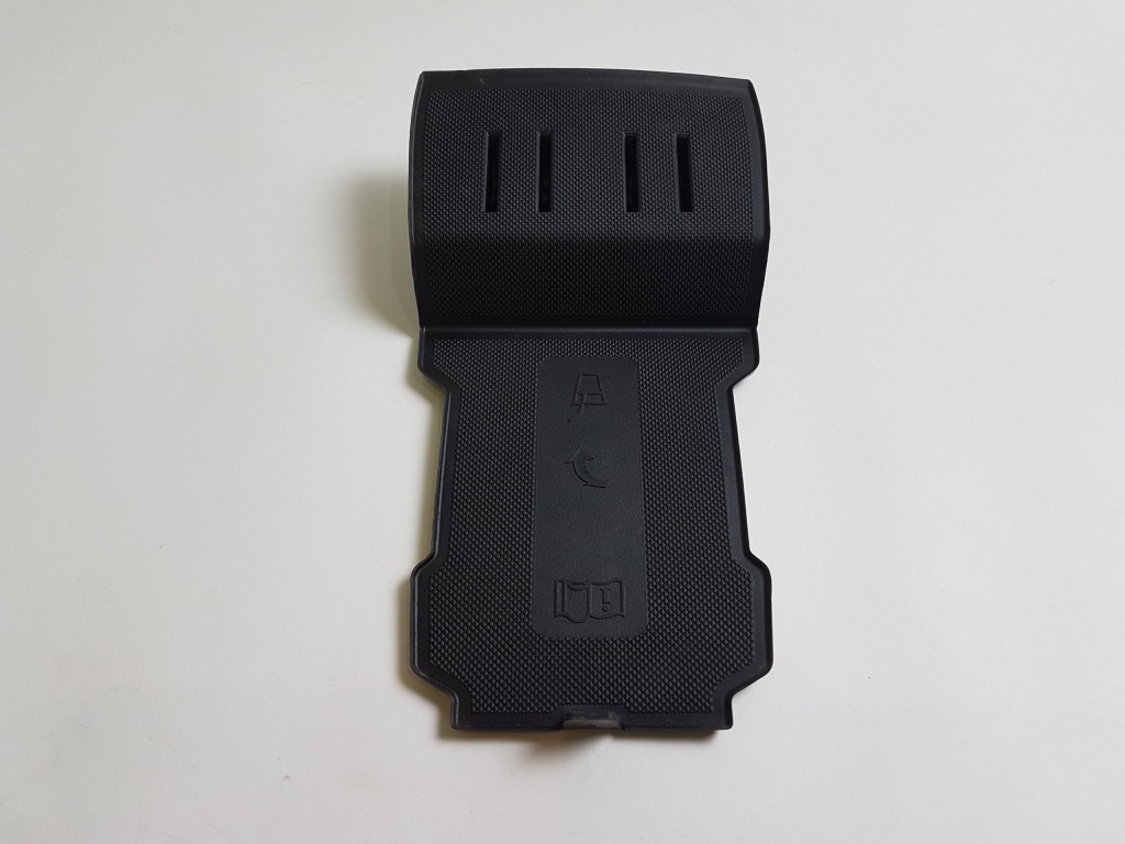 фото №1, Audi tt 8s вкладка бардачка 8s0863301a