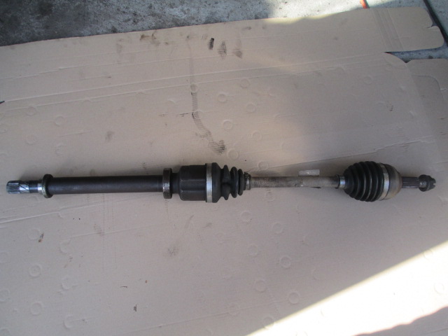 Купити Привідний вал правий twingo 2 1.5 dci 8201055635 2011